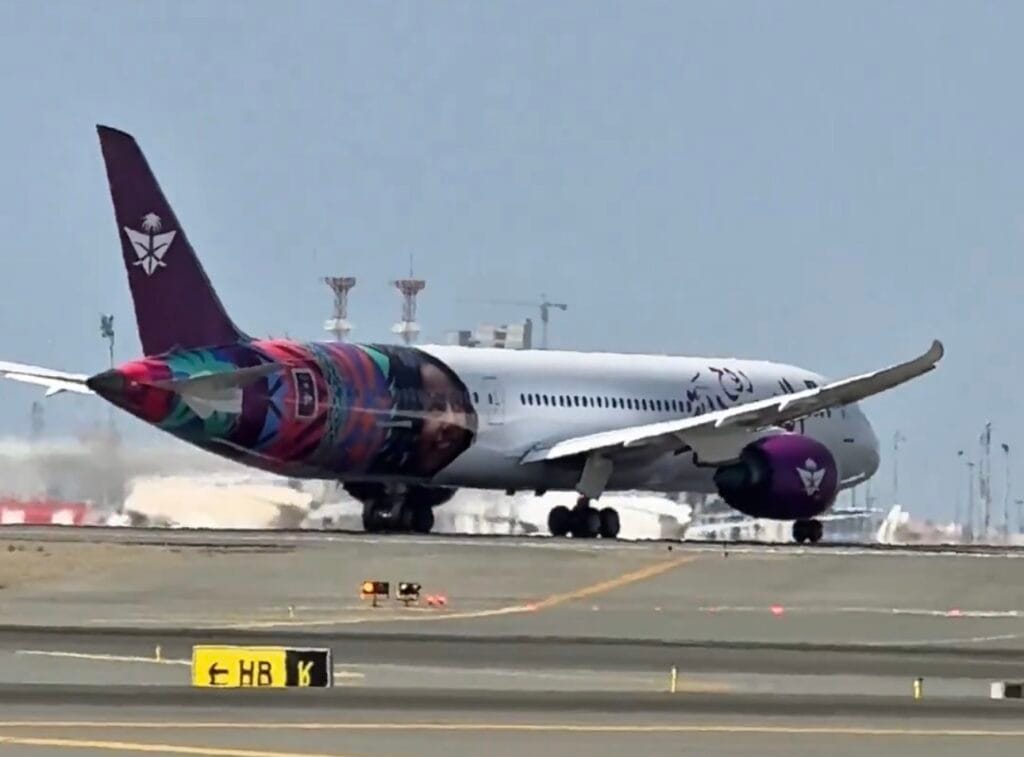 الخطوط السعودية تُسيّر أولى رحلات B787 بصبغتها الجديدة للترويج للسياحة السعودية