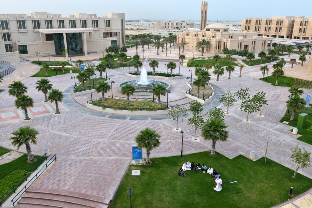 جامعة الإمام عبدالرحمن بن فيصل تفتح بوابة القبول في برامج الدراسات العليا للعام الجامعي 1448–1449هـ