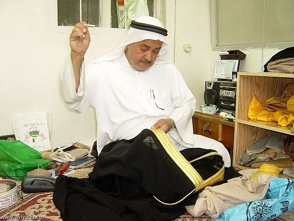 6 ألوان تتصدر المشهد.. “البشت” أناقة العيد وهوية الزي السعودي المتوارثة