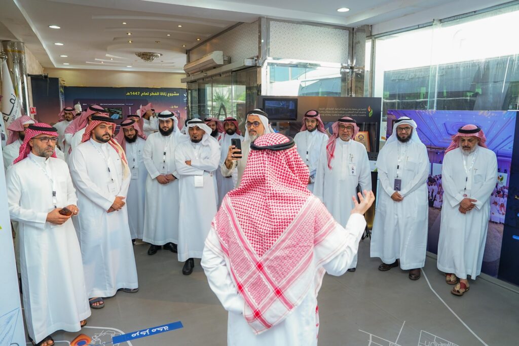 في اليوم الثاني من «رحلة أفق».. المدير التنفيذي “لسعادة” عبدالواحد آل يوسف يطّلع على التجارب التنموية في «نماء» و«المودة»