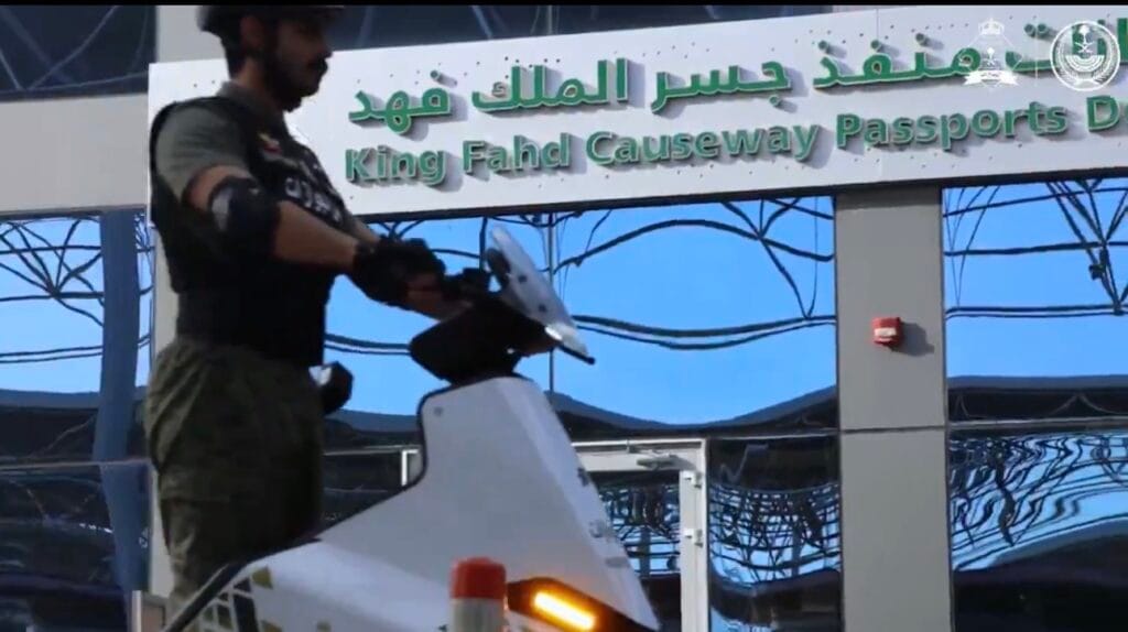 الدراجات الكهربائية تدعم كبار السن وذوي الإعاقة في جسر الملك فهد.. تسريع للإجراءات وارتقاء بخدمات المسافرين