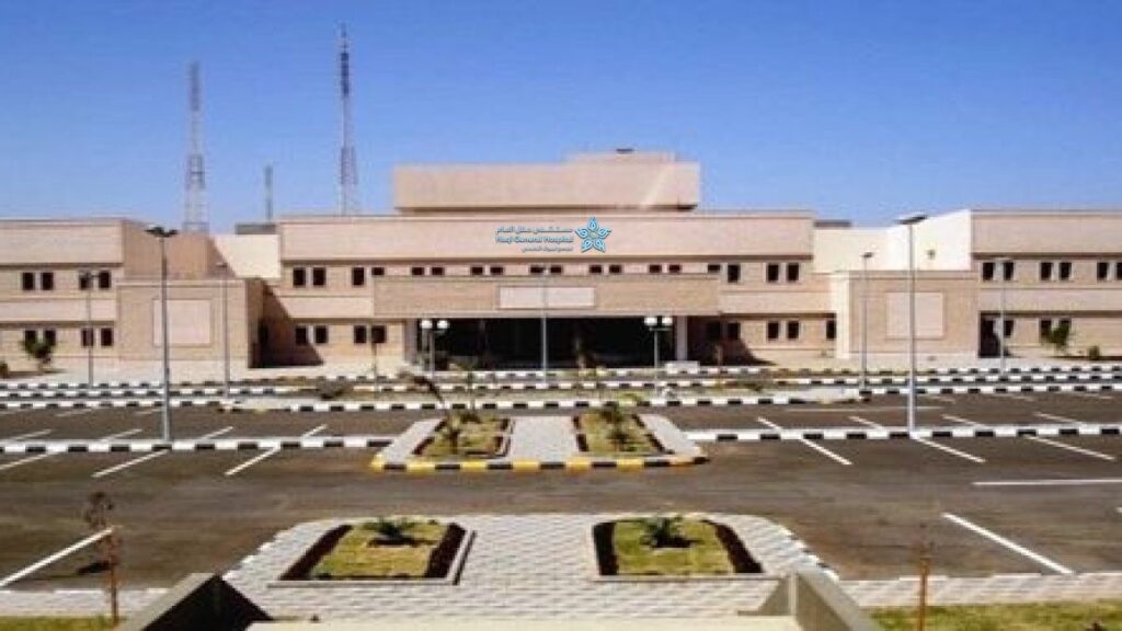 مستشفى حكومي ينقذ شابًا من تمزق الطحال وإصابات متعددة إثر حادث مروري