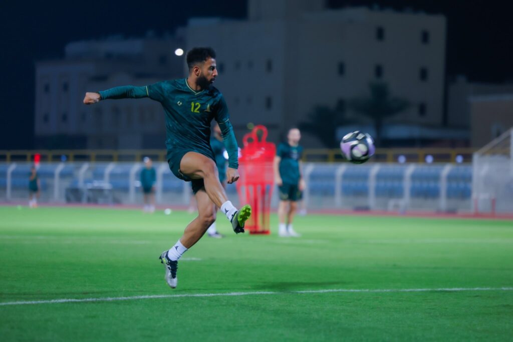 الخليج يواصل تحضيراته لمواجهة الأخدود.. وجوستافو يتحدث الليلة في المؤتمر الصحفي