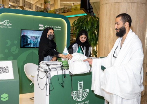 متطوعو أمانة الشرقية يستقبلون ضيوف الرحمن في مطارات الدمام بروح العطاء والإنسانية