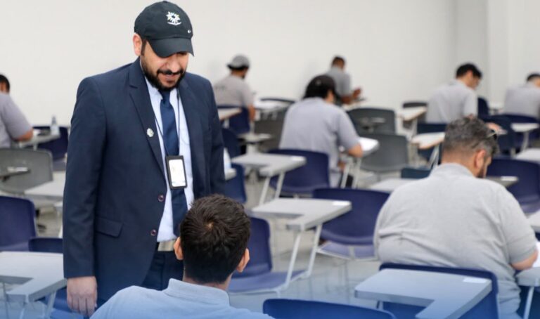 متابعة عميد الكلية التقنية بالدمام لسير الاختبارات النهائية النظرية للفصل التدريبي الثاني 1447هـ.