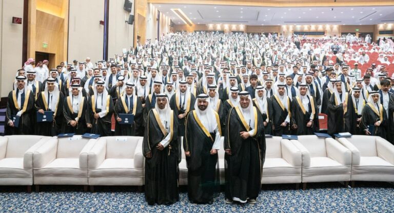 كما شاهد سعادته والحضور مشهدًا بعنوان “نور في قلبي”، وفيلمًا وثائقيًا استعرض مسيرة سفراء التفوق وما حققوه من منجزات وتميز