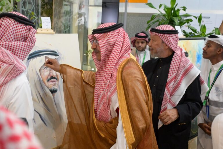 “ليان الثقافية وعبق الثقافة” يدشنان جائزة ضياء عزيز للبورتريه