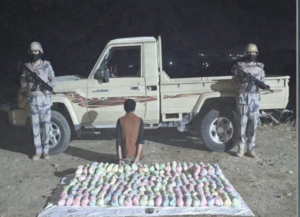 حرس الحدود بجازان يُحبط تهريب 129 كيلوجرامًا من القات ويقبض على مواطن