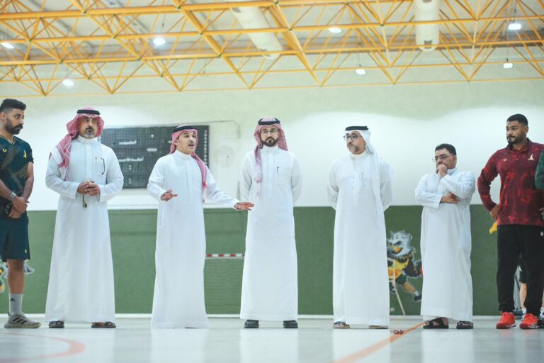 رئيس الاتحاد السعودي لكرة اليد يطمئن على جاهزية الخليج قبل المغادرة إلى الكويت