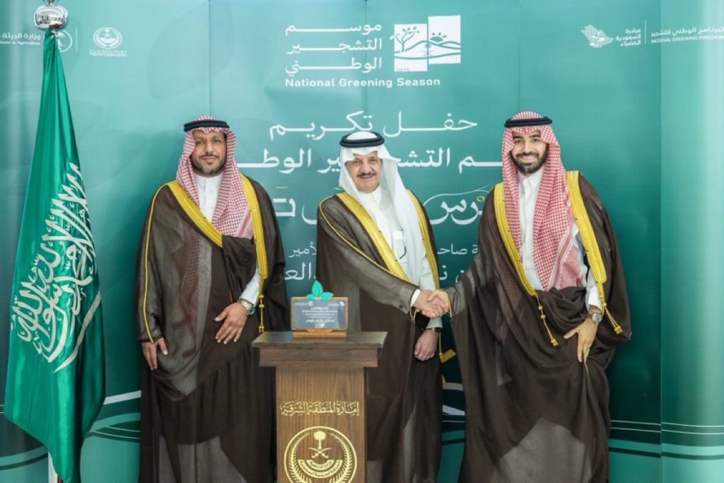 أمير الشرقية يكرّم نادي الخليج لمشاركته في مبادرة «يدٌ تغرس وأرضٌ تزدهر»