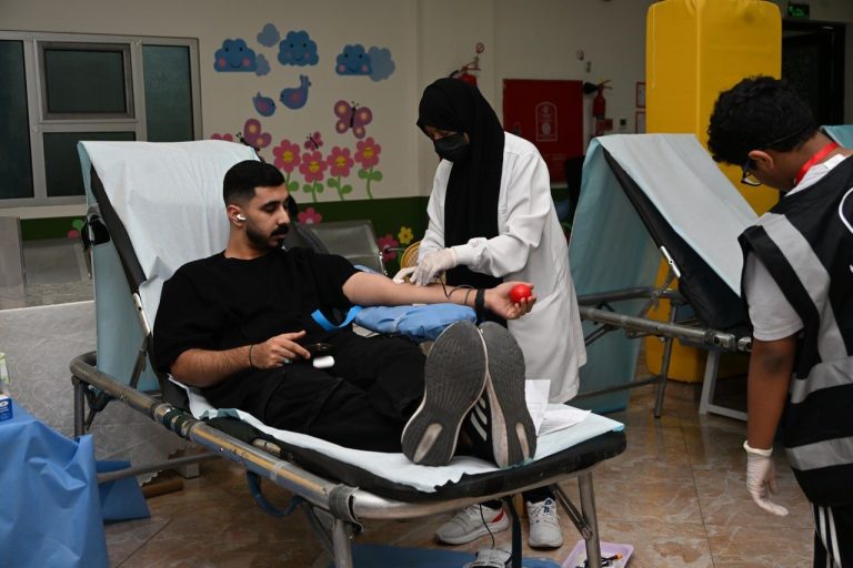120 متبرعًا في اليوم الأول من حملة «دمك حياة 11»