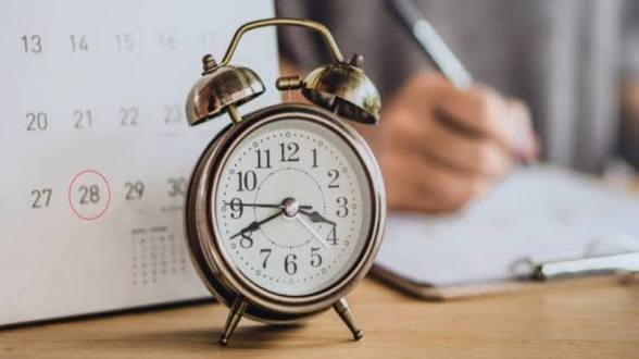 تداول أنباء عن خفض أيام أو ساعات العمل في السعودية.. ولا إعلان رسمي حتى الآن