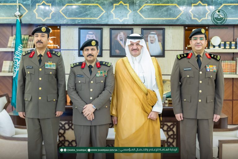 سمو أمير الشرقية يقلّد مدير مرور المنطقة ومساعد مدير الشرطة رتبتي «لواء»